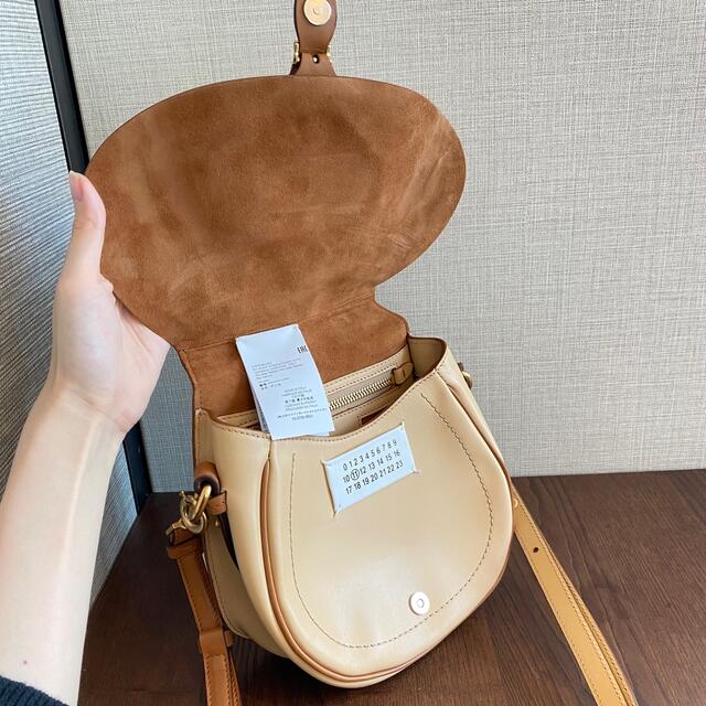 Maison Martin Margiela(マルタンマルジェラ)のラスト１【新品】メゾン マルジェラ ミニバッグ スライド サドルバッグ ベージュ レディースのバッグ(ショルダーバッグ)の商品写真