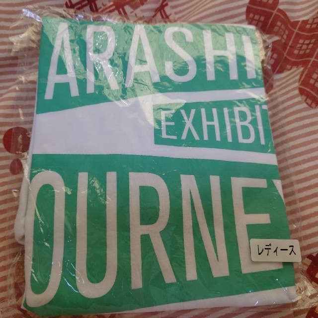 嵐(アラシ)の嵐 嵐を旅する展覧会 ロゴTシャツ(レディース) エンタメ/ホビーのタレントグッズ(アイドルグッズ)の商品写真