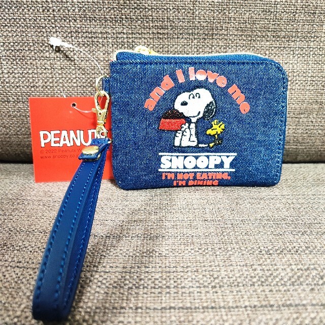 SNOOPY(スヌーピー)の【スヌーピー】デニム調小銭入れ付きパスケース（レッド） レディースのファッション小物(名刺入れ/定期入れ)の商品写真