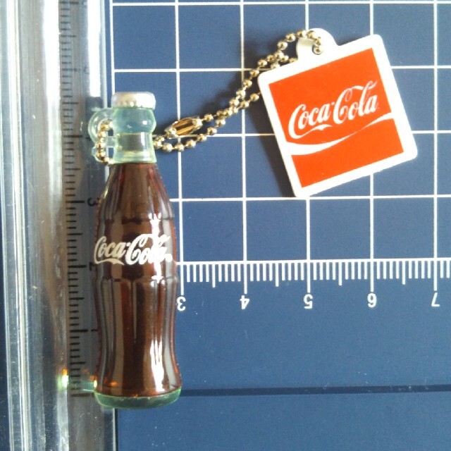 コカ・コーラ(コカコーラ)のコカ・コーラボトル　フィギュア　韓国【非売品】 レディースのファッション小物(キーホルダー)の商品写真
