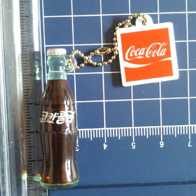 コカ・コーラ(コカコーラ)のコカ・コーラボトル　フィギュア　韓国【非売品】 レディースのファッション小物(キーホルダー)の商品写真