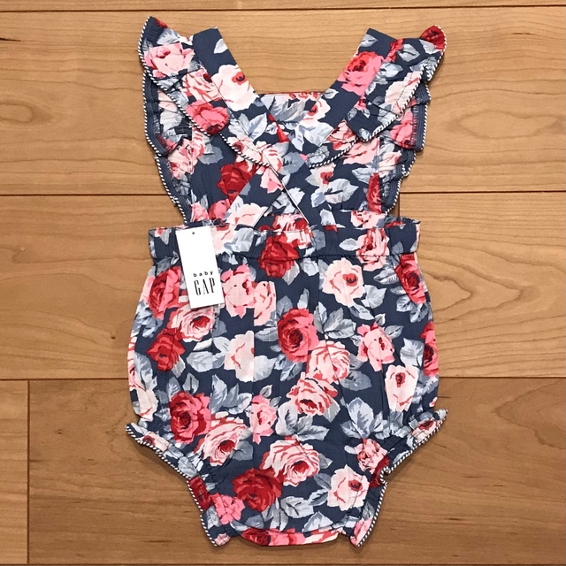 babyGAP(ベビーギャップ)のGAP 70 新品未使用　花柄　ロンパース　カバーオール キッズ/ベビー/マタニティのベビー服(~85cm)(カバーオール)の商品写真