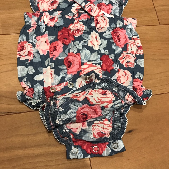 babyGAP(ベビーギャップ)のGAP 70 新品未使用　花柄　ロンパース　カバーオール キッズ/ベビー/マタニティのベビー服(~85cm)(カバーオール)の商品写真