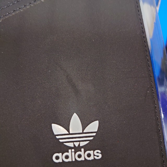 adidas(アディダス)のアディダスブックレットケース スマホ/家電/カメラのスマホアクセサリー(iPhoneケース)の商品写真