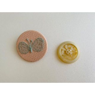 ミナペルホネン(mina perhonen)のミナペルホネン  choucho 刺繍バッヂと　水牛のボタン　新品(その他)