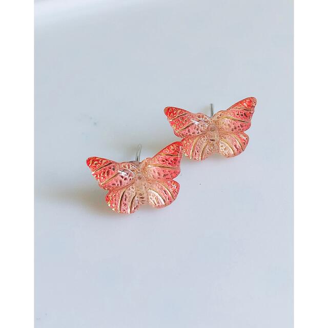 オレンジ蝶々　ピアス レディースのアクセサリー(ピアス)の商品写真