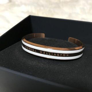 ダニエルウェリントン(Daniel Wellington)の【新品未使用】ダニエルウェリントン　バングル　ケース付き　DW00400007(ブレスレット/バングル)