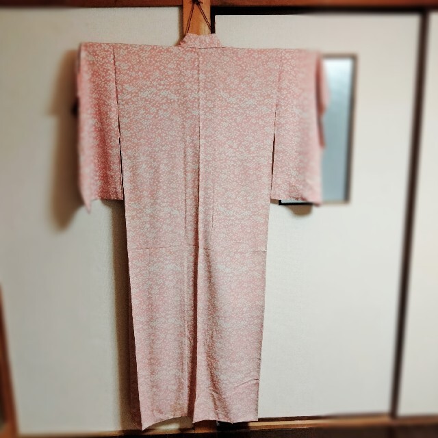 【値下】ピンク地の小花の着物　レトロ　手縫い　京都　呉服店 レディースの水着/浴衣(着物)の商品写真