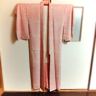 【値下】ピンク地の小花の着物　レトロ　手縫い　京都　呉服店(着物)