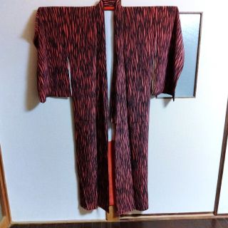 【値下】昭和レトロ　ピンク地に紫のシックな袷(あわせ)着物　手縫い　京都　呉服店(着物)