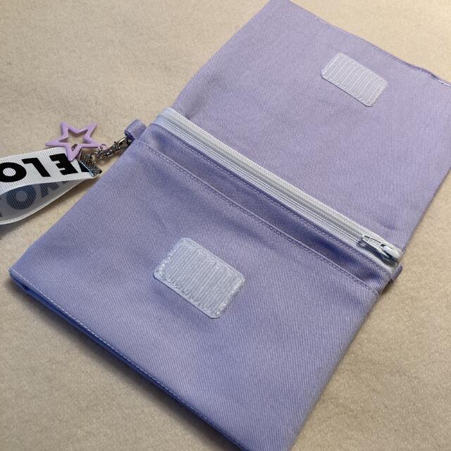 【紫白】チャーム付き移動ポケット　ファスナー付き3ポケット ハンドメイドのキッズ/ベビー(バッグ/レッスンバッグ)の商品写真
