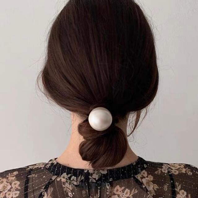 【新品未使用】韓国　大粒パール　大ぶり　ヘアゴム　シンプル　ヘアアクセサリー レディースのヘアアクセサリー(ヘアゴム/シュシュ)の商品写真