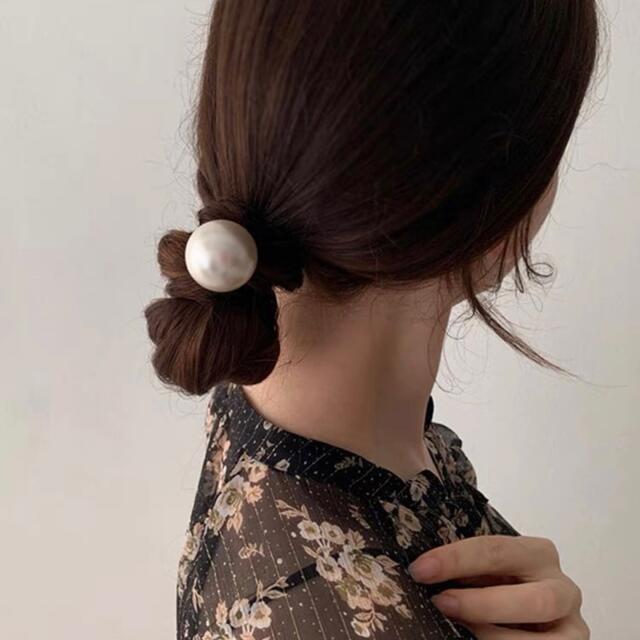 【新品未使用】韓国　大粒パール　大ぶり　ヘアゴム　シンプル　ヘアアクセサリー レディースのヘアアクセサリー(ヘアゴム/シュシュ)の商品写真