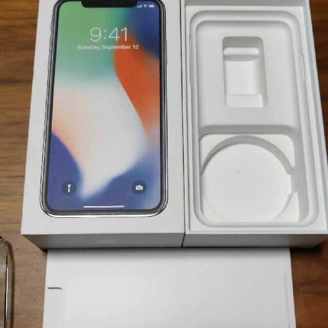 iPhone(アイフォーン)のIPhone X Silver 256GB スマホ/家電/カメラのスマートフォン/携帯電話(スマートフォン本体)の商品写真