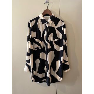 バイマレーネビルガー(BY MALENE BIRGER)のバイマレーネビルガー ブラック×オフホワイト 総柄シルクブラウス(シャツ/ブラウス(長袖/七分))