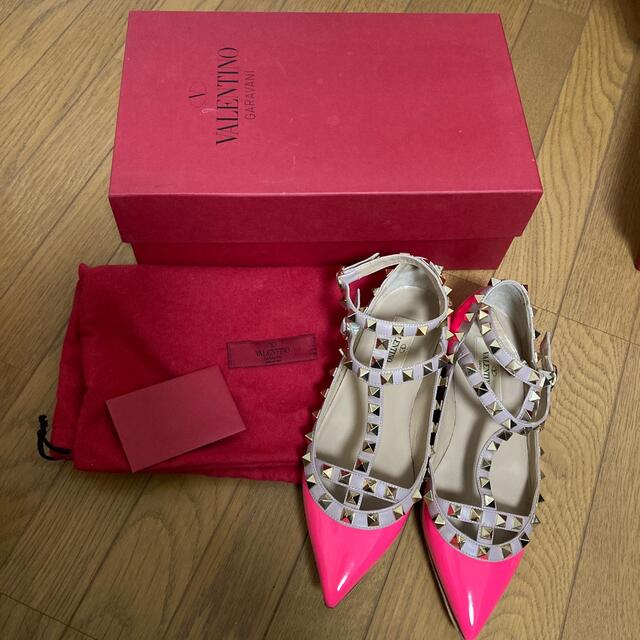 VALENTINO(ヴァレンティノ)の最終値下げ！確実本物　ヴァレンティノスタッズパンプス　ピンク34.5 美品 レディースの靴/シューズ(ハイヒール/パンプス)の商品写真