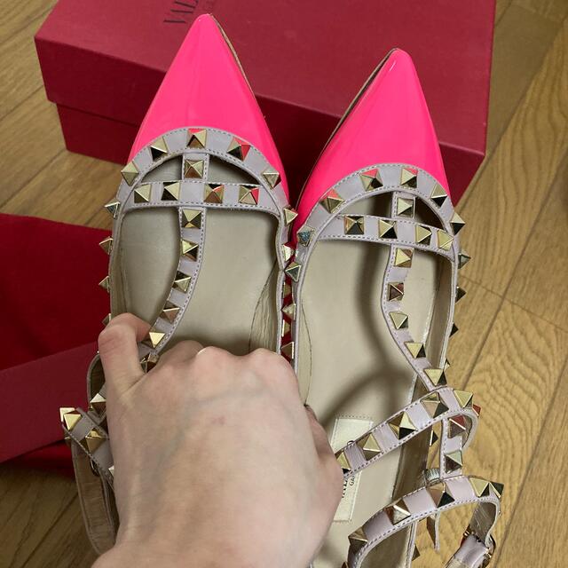 VALENTINO(ヴァレンティノ)の最終値下げ！確実本物　ヴァレンティノスタッズパンプス　ピンク34.5 美品 レディースの靴/シューズ(ハイヒール/パンプス)の商品写真