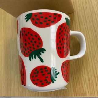 マリメッコ(marimekko)のマリメッコ　マンシッカ　いちご柄　かわいい　マグカップ　１個　未使用(グラス/カップ)