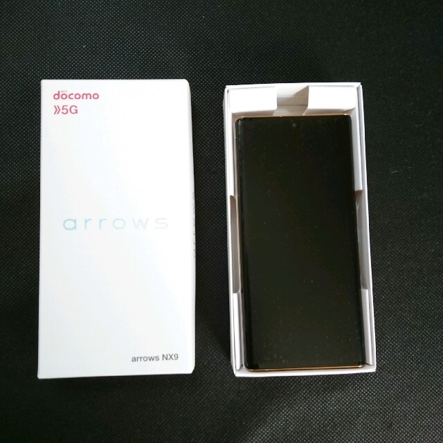 arrows(アローズ)のarrows NX9 F-52A ゴールド SIMフリー新品未使用 スマホ/家電/カメラのスマートフォン/携帯電話(スマートフォン本体)の商品写真