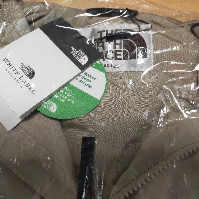 THE NORTH FACE(ザノースフェイス)の【日本未発売】2022新作　マウンテンジャケット　ベージュ　XS レディースのジャケット/アウター(ナイロンジャケット)の商品写真