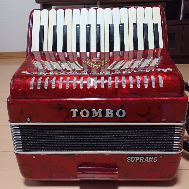 TOMBOアコーディオン赤27鍵、バッグやースはありません 楽器の鍵盤楽器(アコーディオン)の商品写真