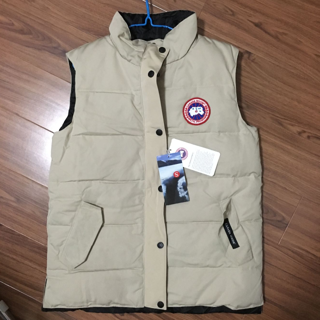 CANADA GOOSE(カナダグース)のカナダグース綿ベスト レディースのトップス(ベスト/ジレ)の商品写真