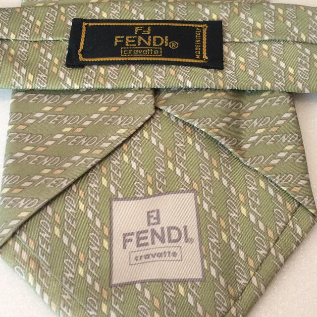 FENDI(フェンディ)の美品！FENDIフェンディ シルクネクタイ ロゴ×グリーン系 メンズのファッション小物(ネクタイ)の商品写真