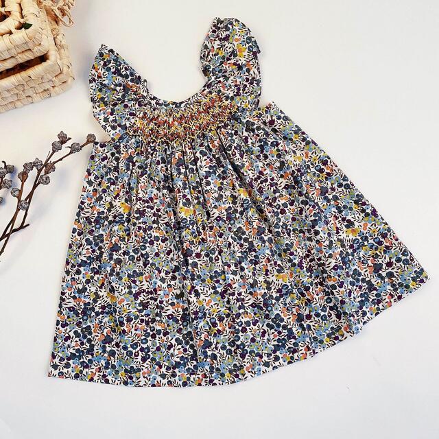 セール 新品 リバティ柄 フリル袖 手刺繍 スモッキングワンピース  キッズ/ベビー/マタニティのキッズ服女の子用(90cm~)(ワンピース)の商品写真