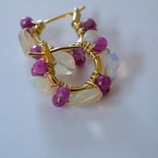 プレシャスオパールとルビーのフープピアス/イヤリング(ピアス)