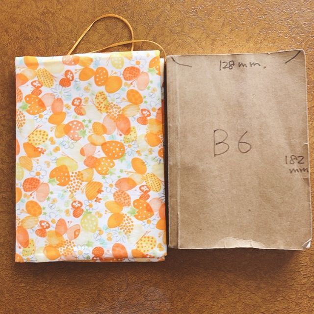 【B6サイズ・四六判】 蝶と花とイチゴのランダム柄 手帳カバー　ブックカバー ハンドメイドの文具/ステーショナリー(ブックカバー)の商品写真