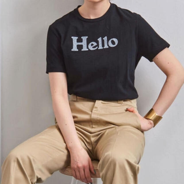 MADISONBLUE(マディソンブルー)のMADISON BLUE HELLO ロゴ Ｔシャツ　ブラック レディースのトップス(Tシャツ(半袖/袖なし))の商品写真