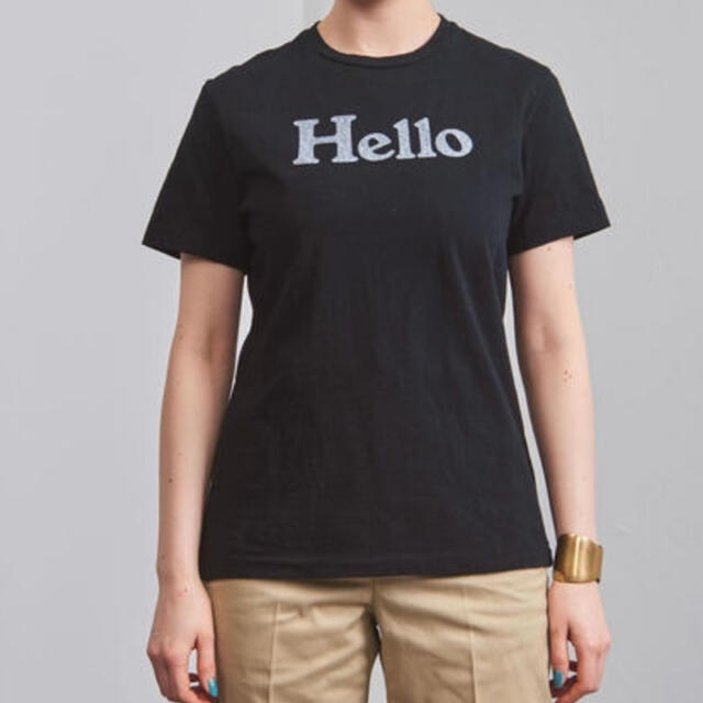 MADISONBLUE(マディソンブルー)のMADISON BLUE HELLO ロゴ Ｔシャツ　ブラック レディースのトップス(Tシャツ(半袖/袖なし))の商品写真