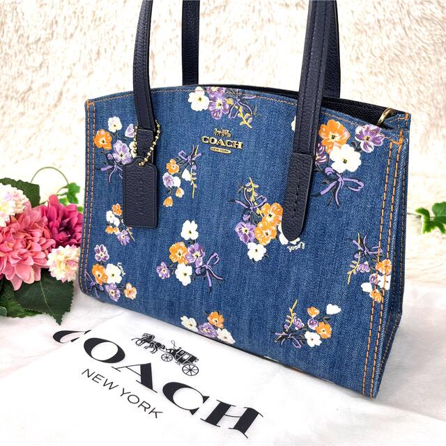 COACH(コーチ)の✨美品✨コーチ　2way  チャーリーキャリーオール28 デニム　フローラル レディースのバッグ(ショルダーバッグ)の商品写真