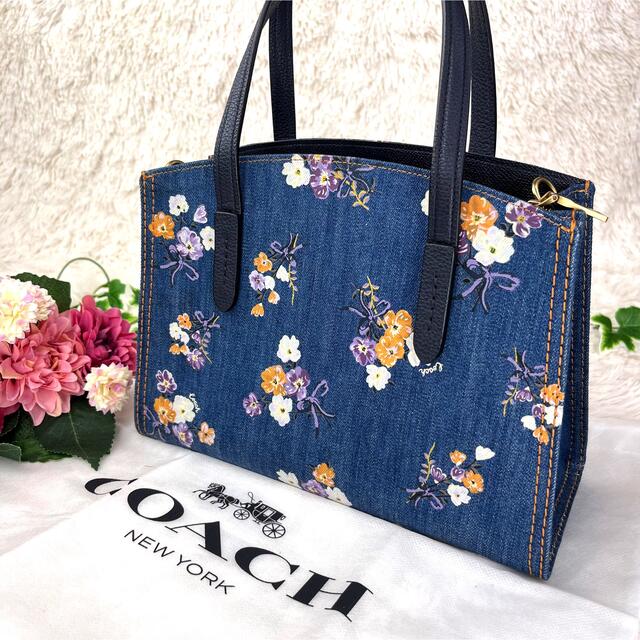 COACH(コーチ)の✨美品✨コーチ　2way  チャーリーキャリーオール28 デニム　フローラル レディースのバッグ(ショルダーバッグ)の商品写真