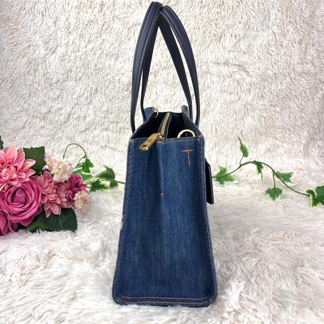 COACH(コーチ)の✨美品✨コーチ　2way  チャーリーキャリーオール28 デニム　フローラル レディースのバッグ(ショルダーバッグ)の商品写真