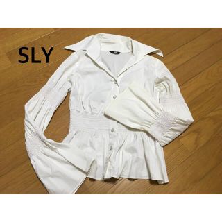 スライ(SLY)のSLYスライ白シャツ(シャツ/ブラウス(長袖/七分))