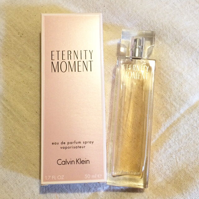 Calvin Klein(カルバンクライン)のCalvin Klein【中古】ETERNITY MOMENT 50ml コスメ/美容の香水(香水(女性用))の商品写真