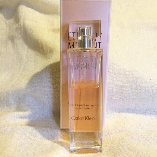 Calvin Klein(カルバンクライン)のCalvin Klein【中古】ETERNITY MOMENT 50ml コスメ/美容の香水(香水(女性用))の商品写真