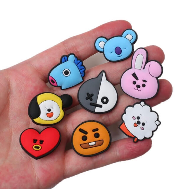 ★BT21★再入荷♡クロックス サンダル ジビッツ シューズアクセサリー BTS エンタメ/ホビーのタレントグッズ(アイドルグッズ)の商品写真