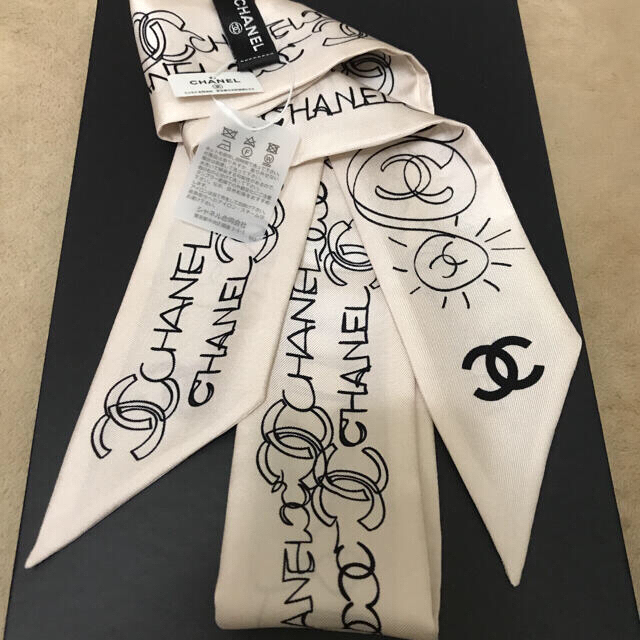 CHANEL❤️シルクツイル💛激レア💙新品未使用❤️完売品 レディースのファッション小物(バンダナ/スカーフ)の商品写真