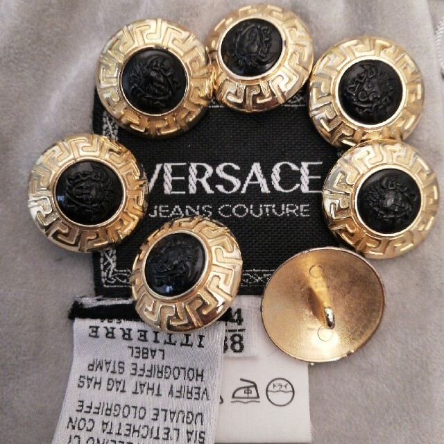 VERSACE(ヴェルサーチ)のヴェルサーチ　ヴィンテージボタン　7コセット ハンドメイドの素材/材料(各種パーツ)の商品写真