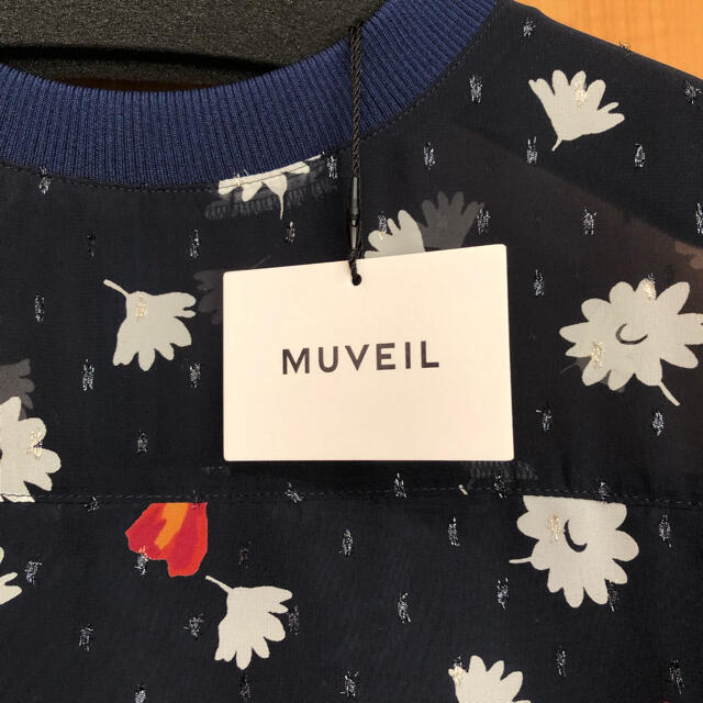 MUVEIL WORK(ミュベールワーク)の未使用 MUVEIL M〜L トップス 花柄 レディースのトップス(カットソー(半袖/袖なし))の商品写真