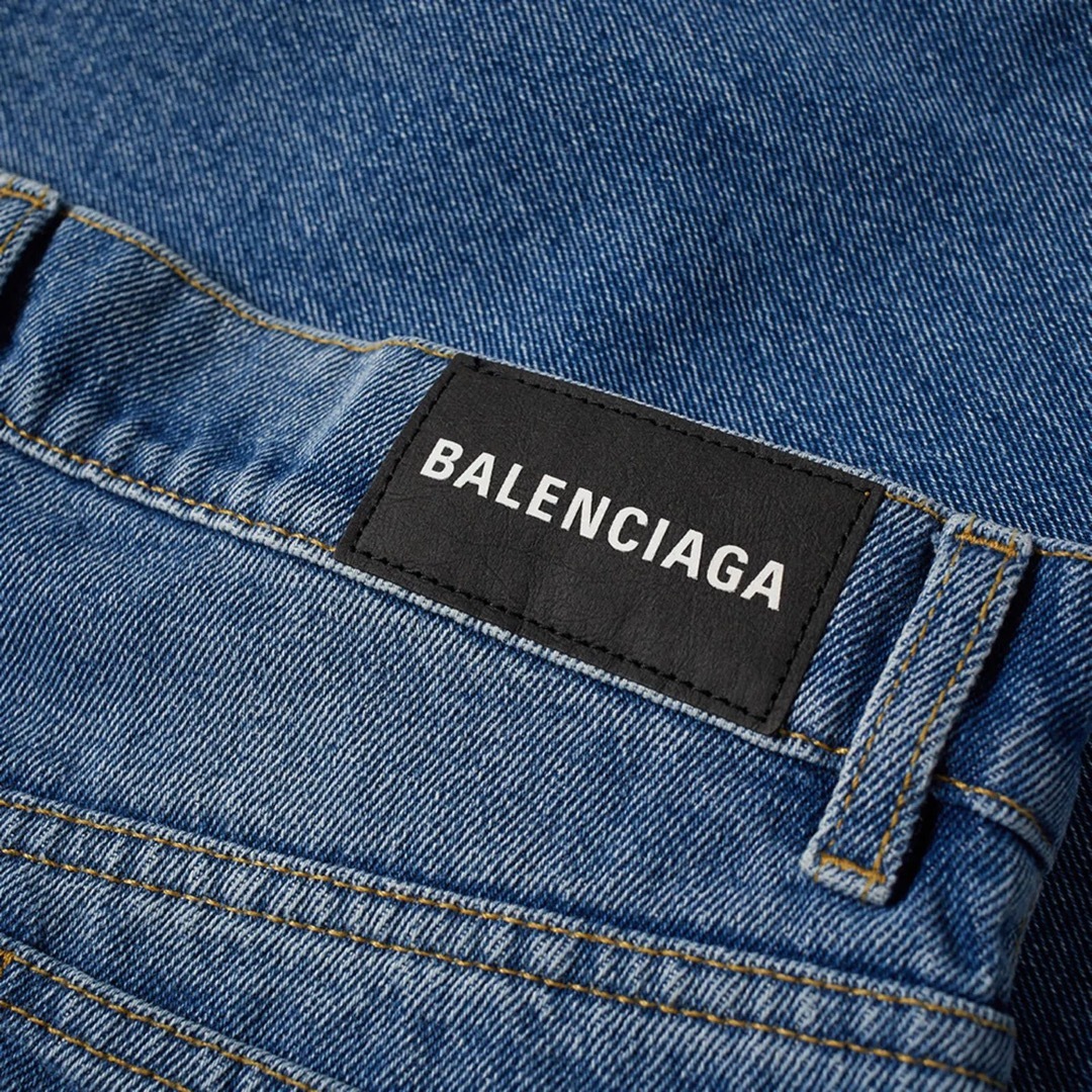 Balenciaga(バレンシアガ)のハンガー付き！    balenciaga   新品。   メンズのパンツ(デニム/ジーンズ)の商品写真