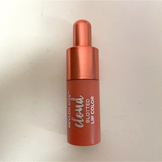 レブロン(REVLON)のレブロン キスクラウド ブロッテッドリップカラー 009 POUTY PEACH(口紅)