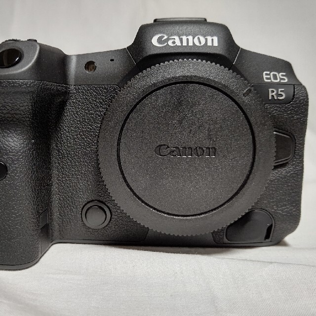 Canon(キヤノン)のCANON EOS Ｒ５ ボディ スマホ/家電/カメラのカメラ(ミラーレス一眼)の商品写真