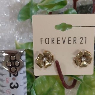 フォーエバートゥエンティーワン(FOREVER 21)のFOREVER 21/ピアス/お花/未使用①(ピアス)