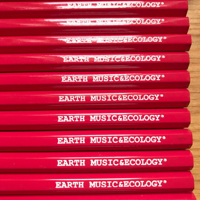 earth music & ecology(アースミュージックアンドエコロジー)のEARTH MUSIC & ECOLOGY 鉛筆12本セット インテリア/住まい/日用品の文房具(ペン/マーカー)の商品写真