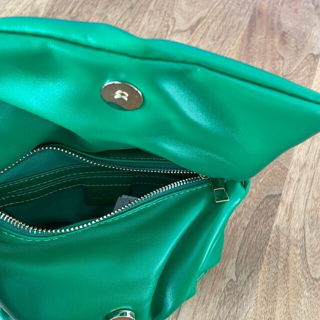 ZARA(ザラ)のZARA グリーン ソフト ノット クロスボディバッグ ショルダー 2way 緑 レディースのバッグ(ショルダーバッグ)の商品写真