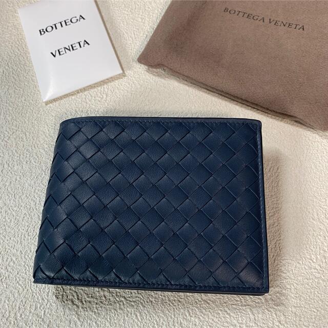 Bottega Veneta(ボッテガヴェネタ)の【新品】 ボッテガヴェネタ　2つ折り財布　濃ネイビー/ブラック メンズのファッション小物(折り財布)の商品写真