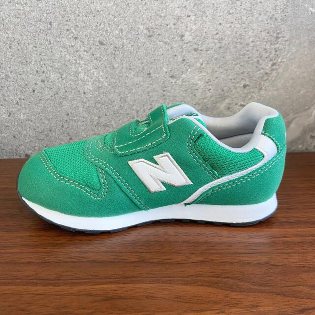 New Balance(ニューバランス)の【新品】15.5センチ グリーン ニューバランス スニーカー キッズ キッズ/ベビー/マタニティのキッズ靴/シューズ(15cm~)(スニーカー)の商品写真